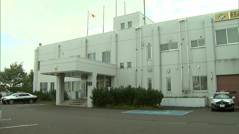 29歳の父親が10歳に満たない息子の腹を蹴って逮捕…警察の調べに「その通りです」暴行容疑を認める_日常的な虐待の有無を調べる　〈北海道弟子屈町〉　｜FNNプライムオンライン