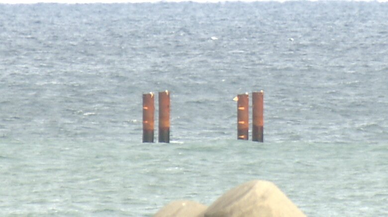 海面に見える杭 この下に処理水の放水口がある