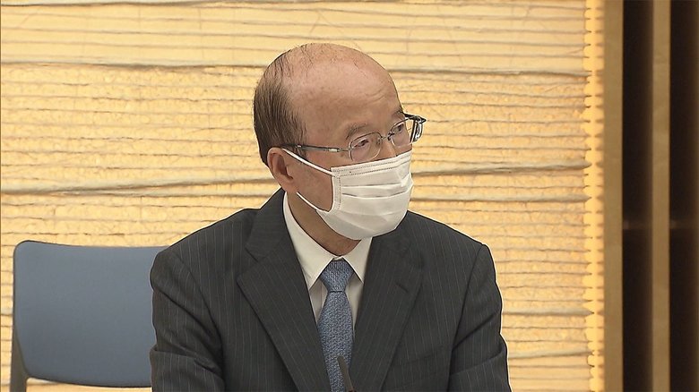 19日、首相官邸 発言する杉田内閣人事局長