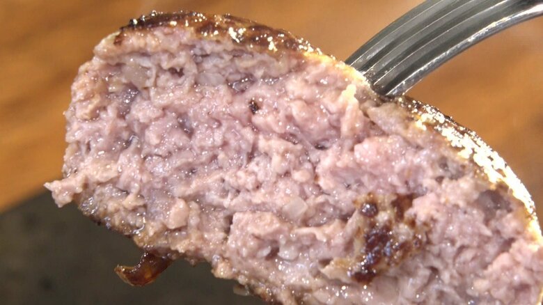 鉄板で表面をカリッと焼き、オーブンで旨味を閉じ込める