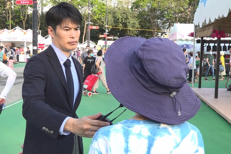 30年近く香港に住んでいる日本人女性（写真右）