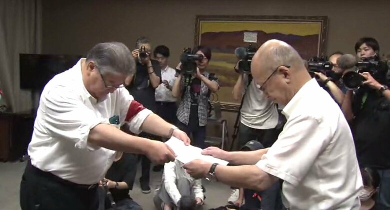 知事の辞職を申し入れる職員労組
