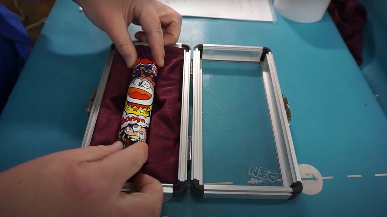 うまい棒がすっぽり収まる（提供：アクテック）