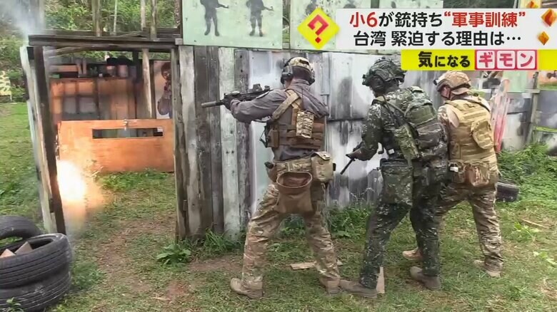 射撃訓練で1人が銃を撃った瞬間