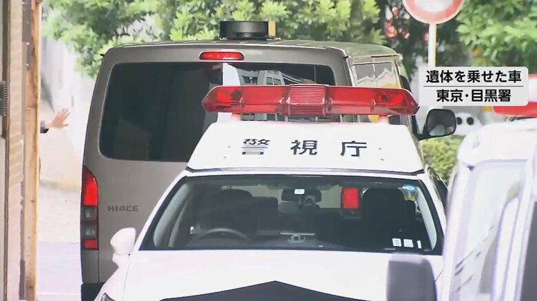 猿之助さんの両親の遺体を乗せた車