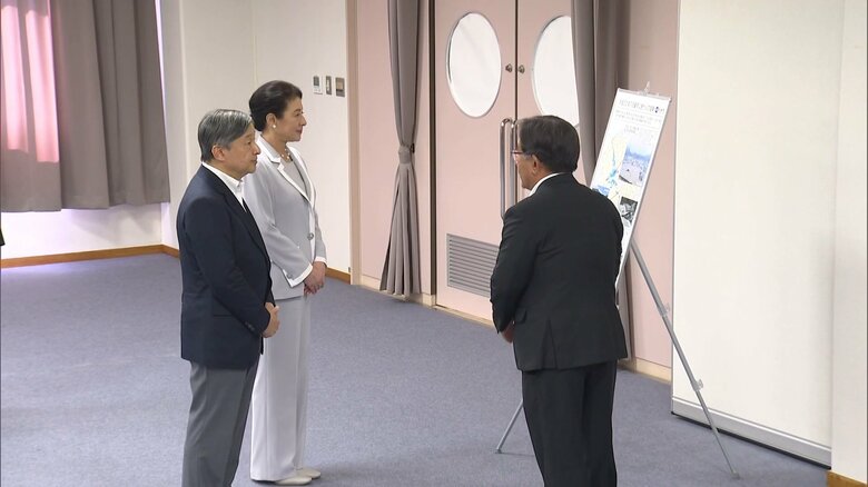 平成30年7月豪雨について説明を受けられる天皇皇后両陛下