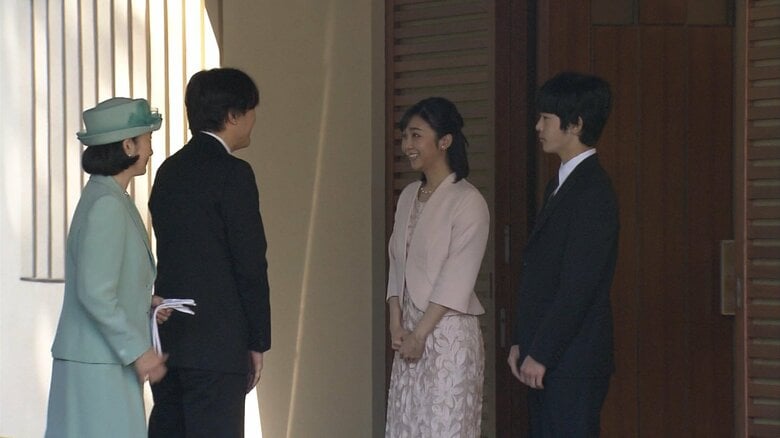 佳子さま、悠仁さまの見送りを受けられる秋篠宮ご夫妻（午前8時半ごろ 秋篠宮邸）