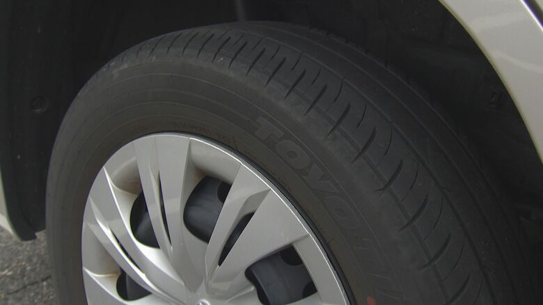 〈タイヤ〉釘など刺さっていないか、ひび割れがないか確認を