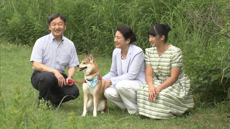 御用邸を散策される天皇ご一家　愛犬由莉も一緒に　2019年8月