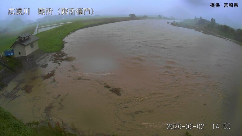 2日午後2時55分頃の茶色く濁った水が流れる広渡川の様子　