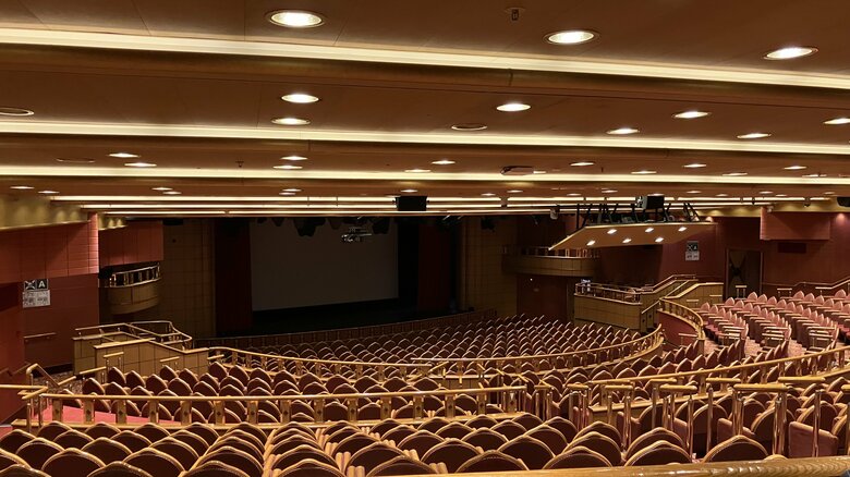 700席用意された2フロア吹き抜けの「シアター」