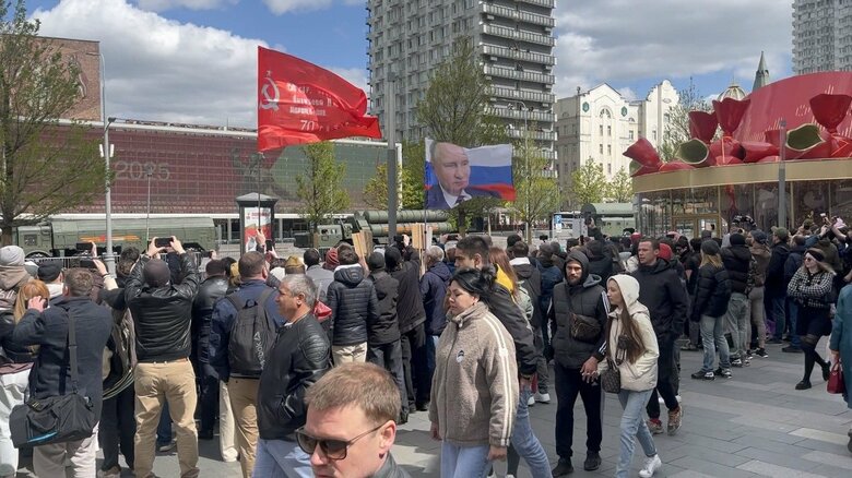 通信が遮断されるなか、戦勝記念パレードを見るため沿道に集まるモスクワ市民（2025年5月）