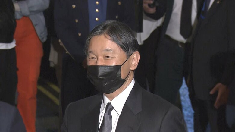 宿泊先のホテル「クラリッジズ」に到着された両陛下（18日）