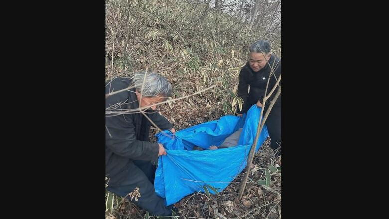 西沢さんは男性を保護　提供：西沢さん