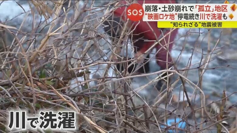 川で洗濯する人の姿も