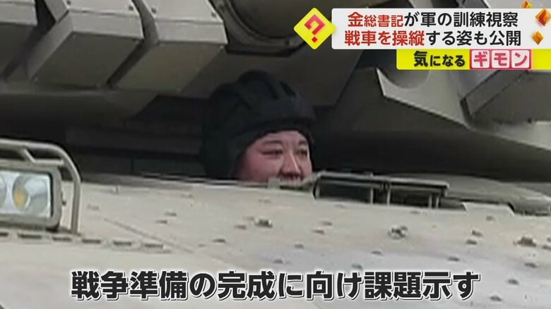 真剣なまなざしで戦車から半分ほど顔を出している金正恩総書記