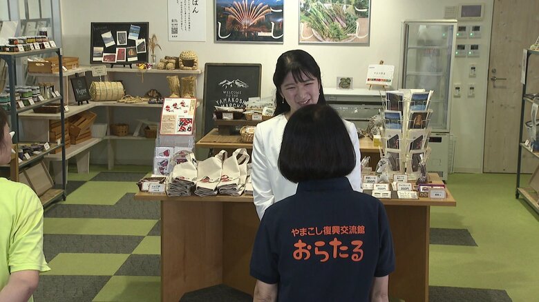 やまこし復興交流館でボランティアと懇談された愛子さま