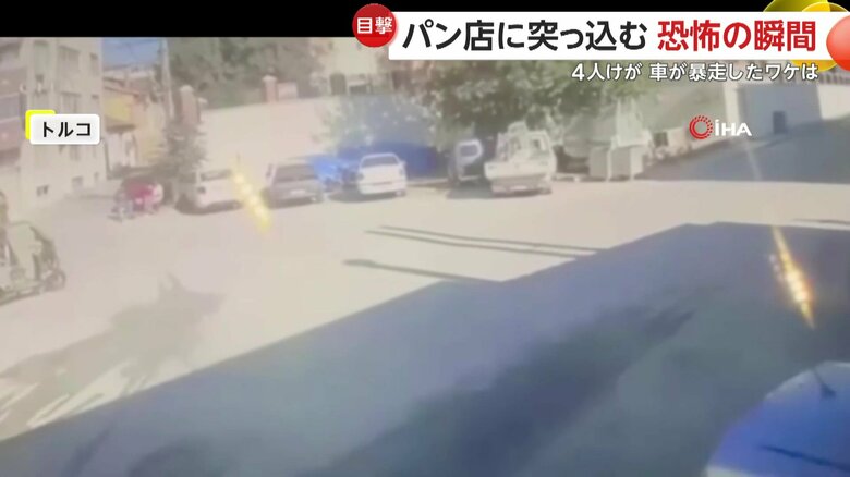 走行中の車が制御を失い、店舗に突っ込む瞬間（トルコ）（5）
