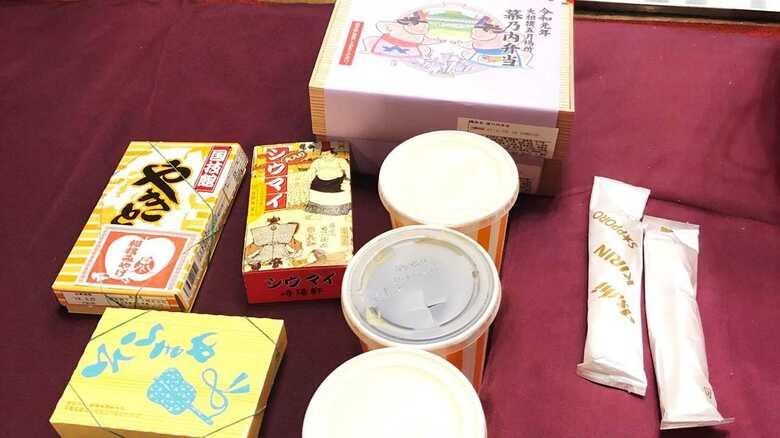 日本酒「国技館」が紙コップで・・・（撮影：平井文夫）