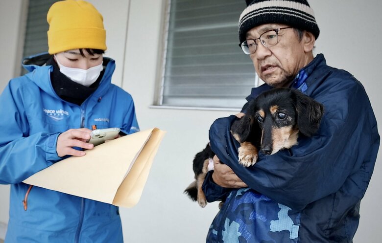 言葉少なげにりんを抱きしめていた（写真提供：ピースワンコ・ジャパン）