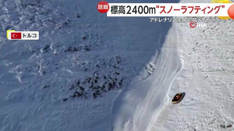 白銀の世界でコースを外れて進むスノーラフティング