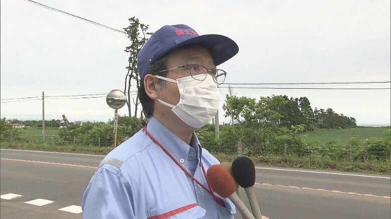 八雲町の事故現場で取材に応じる国交省の職員