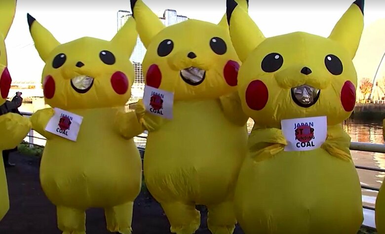 会場周辺でピカチュウ姿で石炭廃止を訴える日本の活動家