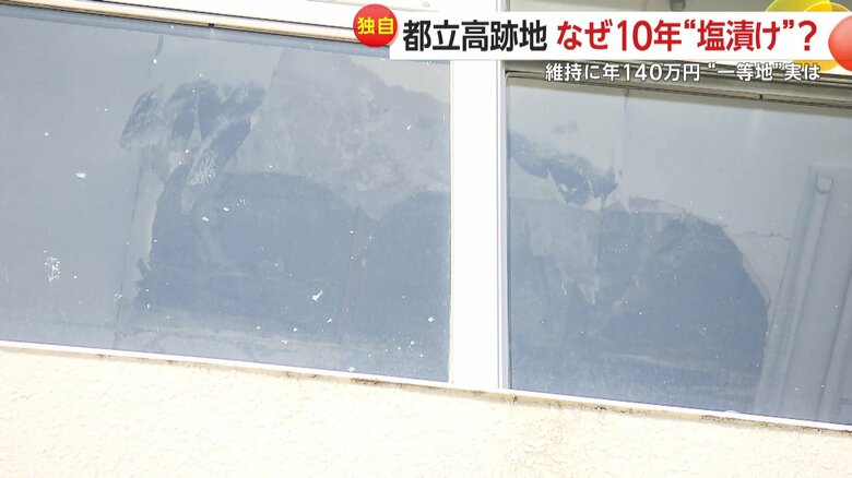 教室の天井が剥がれ落ちていた