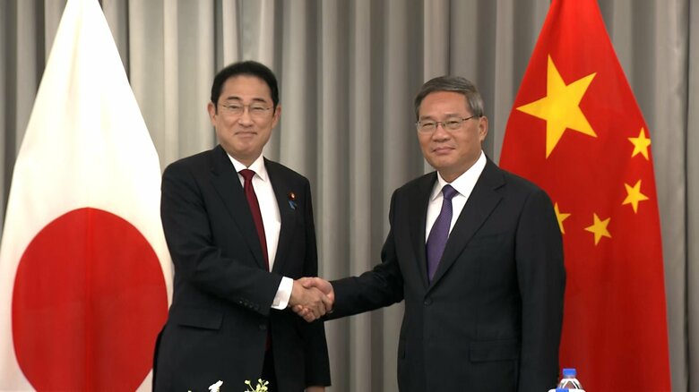 中国の李強首相と握手を交わす岸田首相　5月26日