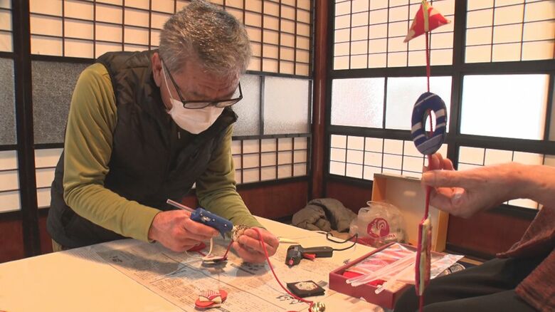 つるし飾りの制作を手伝う黒坂さん