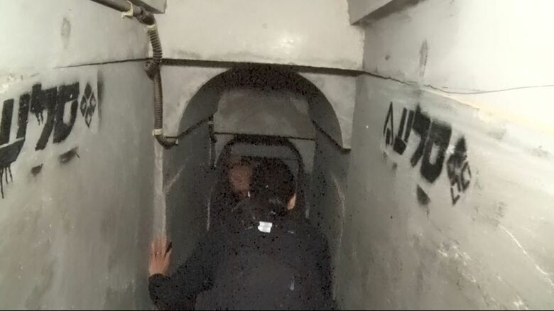 なだらかな階段でさらに地下へ