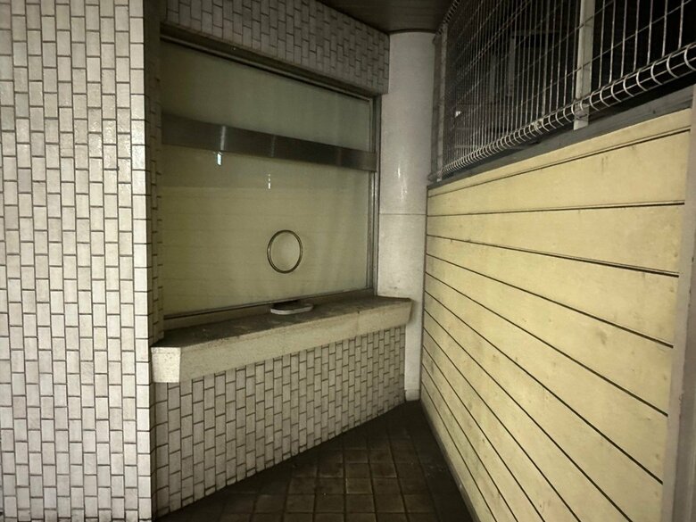 今は人の並ぶことのない窓口の跡