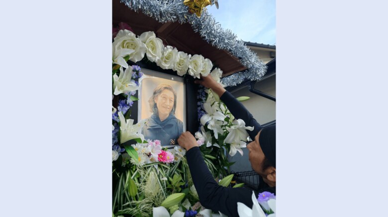 兄が遺影を取り付けた