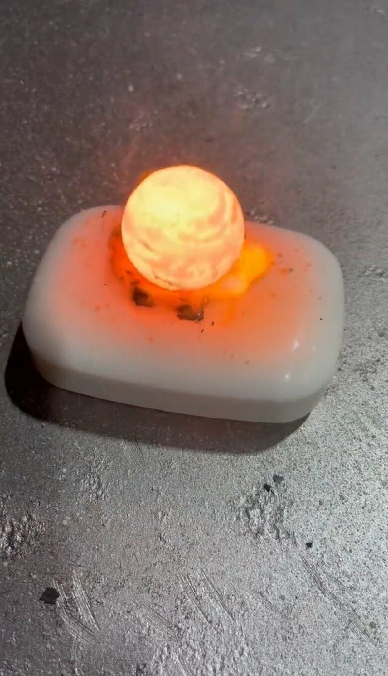 そして徐々に石けんの中に沈んでいく