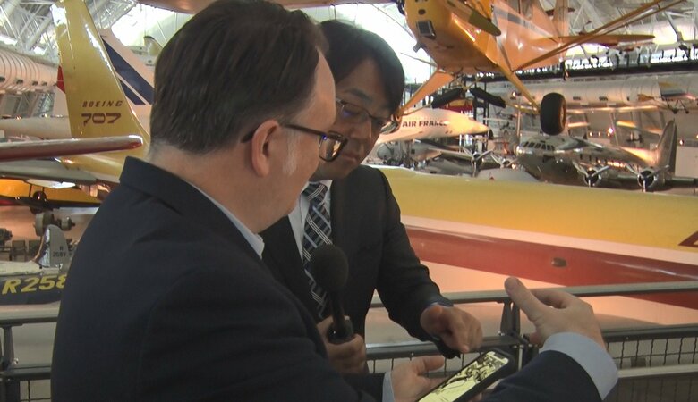 キニー氏に説明を受ける筆者