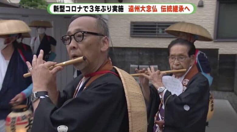 妻の供養をする中村さん親子