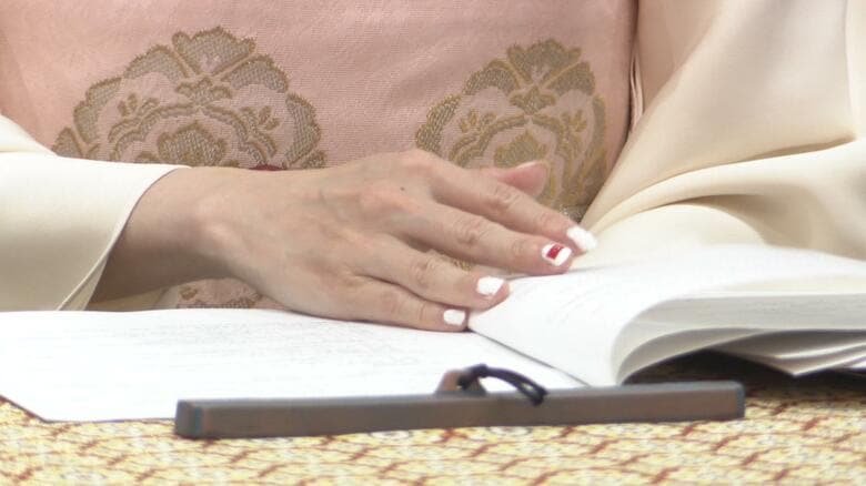 彬子さま右手中指に「トルコ国旗」のネイル