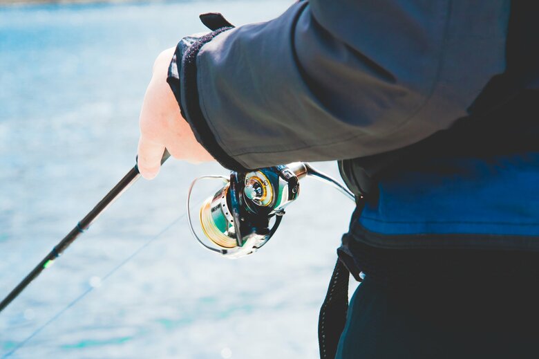 初心者にとって海釣り用の道具をそろえるのは難しい…（画像：イメージ）