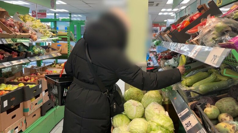 スーパーで物価を紹介してくれるエレナさん