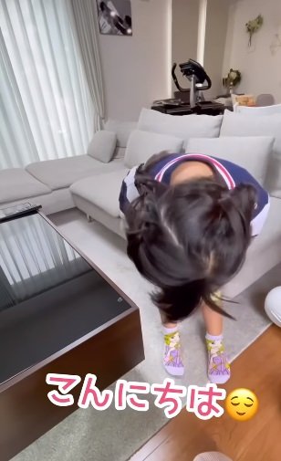 お母さんのおなかの中にいる“妹”に挨拶するいろはちゃん