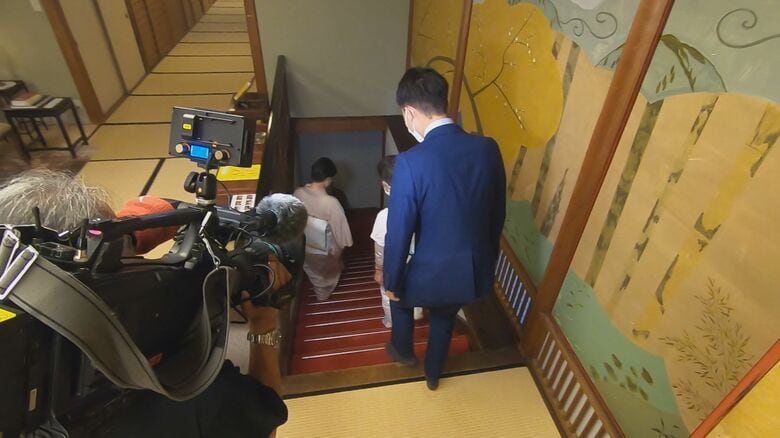 今は使われていないという地下道へ