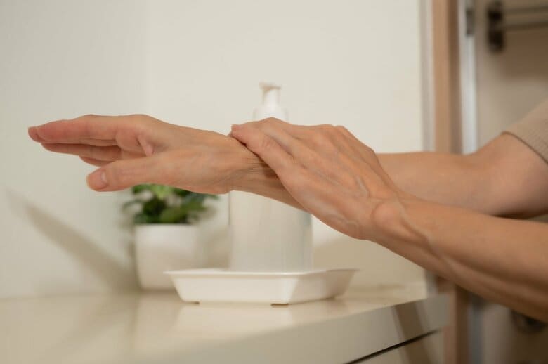 玄関での消毒がポイント（イメージ）