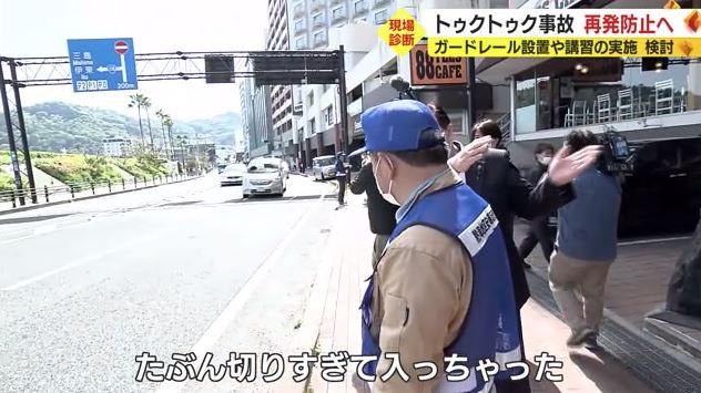 トゥクトゥクは画面奥から来て歩道に乗り上げた