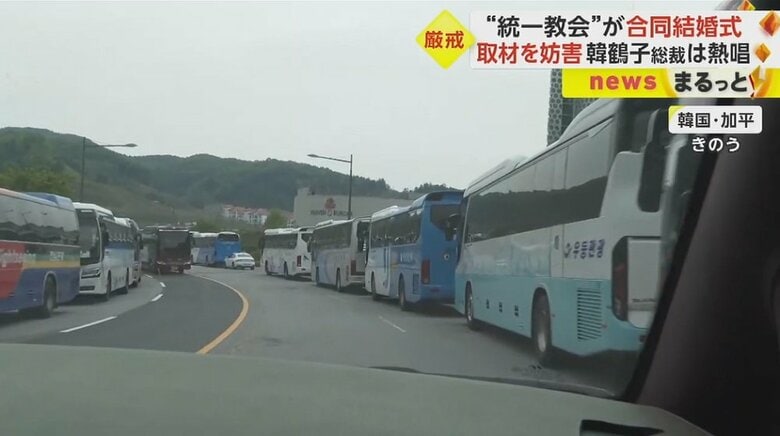 道路の両側に並ぶ観光バス