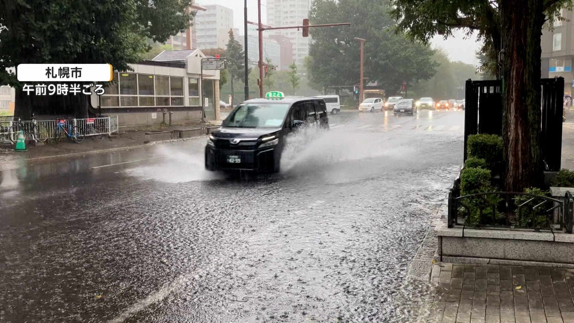 夏休み終盤を直撃…列島大気不安定 北海道は激しい雨で道路冠水 関東またゲリラ雷雨 台風接近で沖縄暴風域 猛暑日270地点