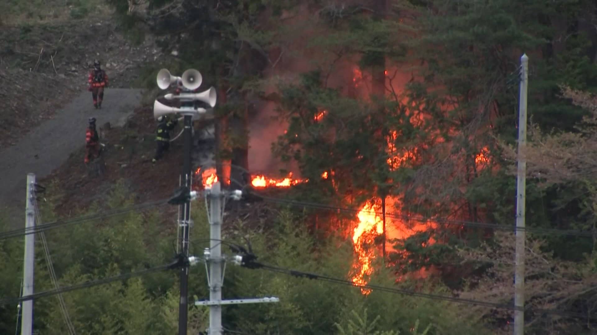 山林火災の焼損面積が1日で約6倍の1176haに　住宅地近くまで延焼　避難指示対象2588人に拡大　　岩手・大槌町