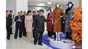 金正恩総書記が娘らとアパレル展示会を視察　靴を手に取る姿も　デザイン向上を指示