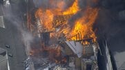 住宅密集地で激しい炎　巡回中の警察官が通報　隣接住宅にも延焼もけが人や逃げ遅れの情報なし　消火活動つづく　東京・世田谷区