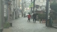 “今年一番危険”　強い雨で鶴岡八幡宮見えず　雨水が川のように流れ道路冠水　水没した車も　渋滞や路線バスも迂回　神奈川・鎌倉