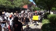 黒人男性死亡で抗議活動 略奪や放火も 混乱広がる